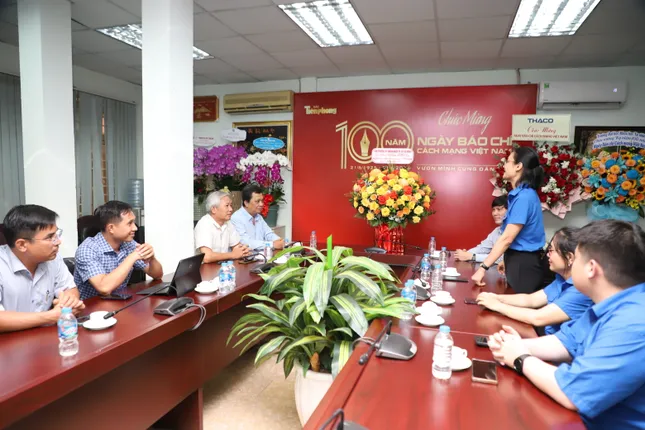 Thành Đoàn TPHCM thăm, chúc mừng báo Tiền Phong nhân kỷ niệm 100 năm Báo chí cách mạng Việt Nam ảnh 2