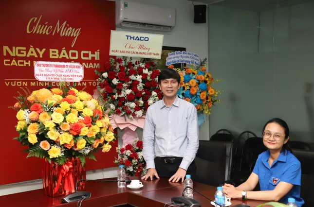 Thành Đoàn TPHCM thăm, chúc mừng báo Tiền Phong nhân kỷ niệm 100 năm Báo chí cách mạng Việt Nam ảnh 5