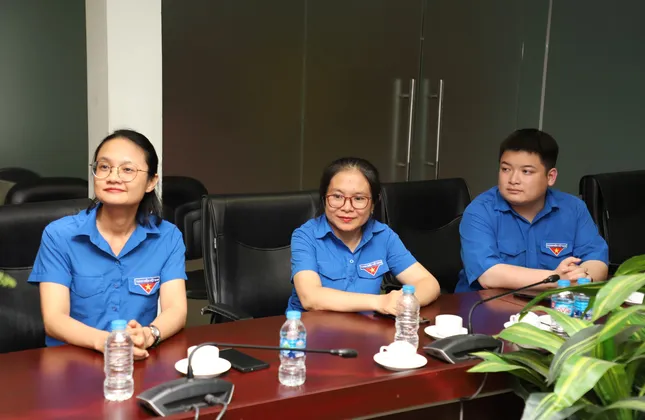 Thành Đoàn TPHCM thăm, chúc mừng báo Tiền Phong nhân kỷ niệm 100 năm Báo chí cách mạng Việt Nam ảnh 4