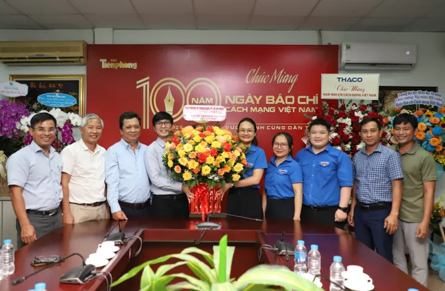 Thành Đoàn TPHCM thăm, chúc mừng báo Tiền Phong nhân kỷ niệm 100 năm Báo chí cách mạng Việt Nam ảnh 6