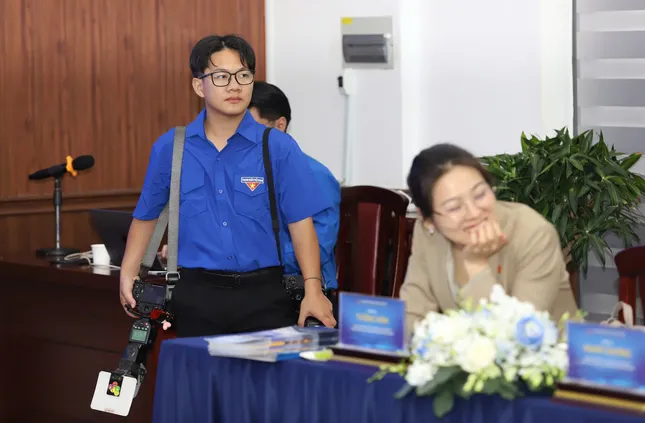 Ước mơ trở thành phóng viên ảnh của chàng sinh viên vừa tác nghiệp tại Đại lễ 30/4 và Đại lễ Vesak ảnh 4