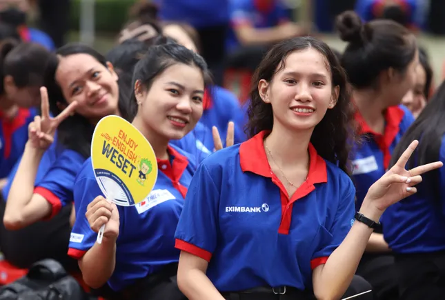 Nghìn bạn trẻ TPHCM tiếp sức sĩ tử vượt vũ môn ảnh 1