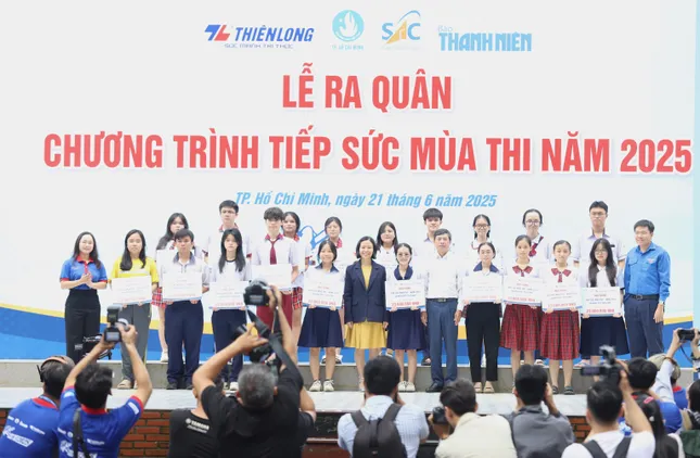 Nghìn bạn trẻ TPHCM tiếp sức sĩ tử vượt vũ môn ảnh 2