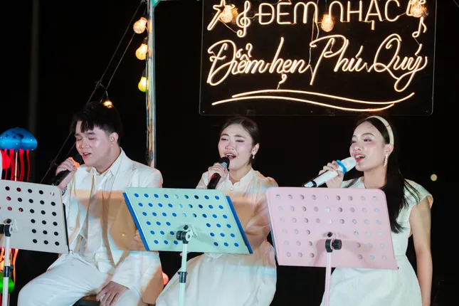 Đong đầy xúc cảm đêm nhạc về gia đình ở đảo Thanh niên Phú Quý ảnh 1