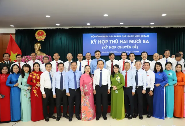 Bí thư Nguyễn Văn Nên trao đổi tại kỳ họp lịch sử của HĐND TPHCM ảnh 4