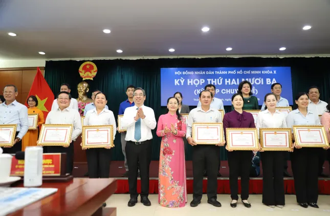 Bí thư Nguyễn Văn Nên trao đổi tại kỳ họp lịch sử của HĐND TPHCM ảnh 3