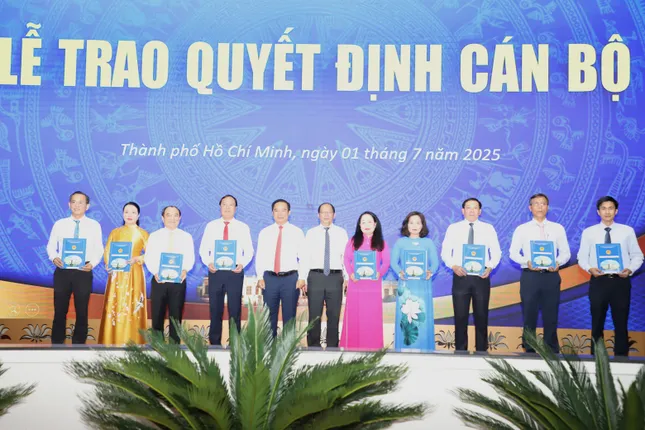 TPHCM kiện toàn lãnh đạo 15 sở, ngành sau hợp nhất ảnh 1