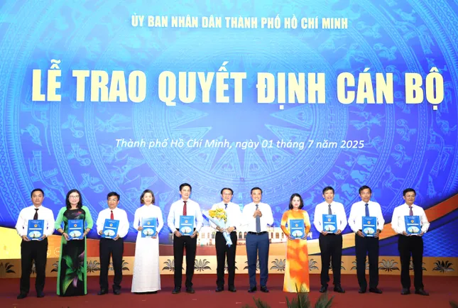 TPHCM kiện toàn lãnh đạo 15 sở, ngành sau hợp nhất ảnh 6
