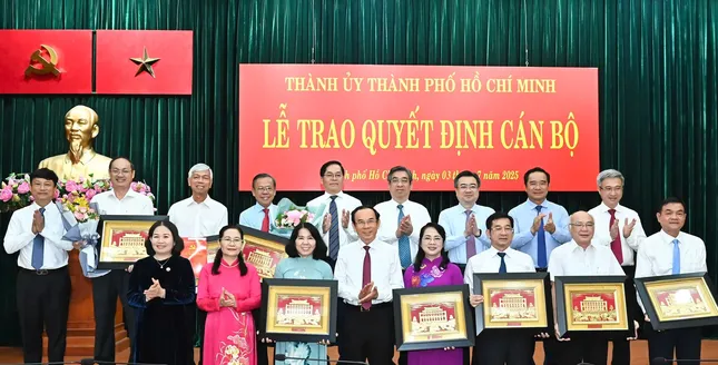 Trao quyết định của Bộ Chính trị, Ban Bí thư tại TPHCM ảnh 2