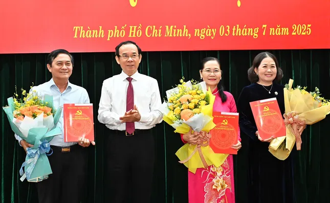 Trao quyết định của Bộ Chính trị, Ban Bí thư tại TPHCM ảnh 1