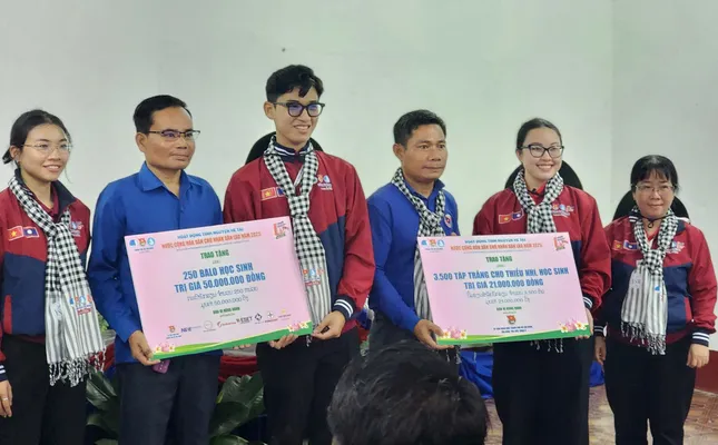 Thanh xuân tươi đẹp của cô gái 10x gắn với 3 chiến dịch tình nguyện ảnh 9