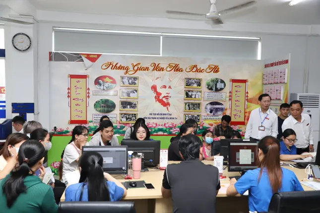 Thanh niên TPHCM thứ 7 tình nguyện hỗ trợ thực hiện thủ tục hành chính ảnh 6