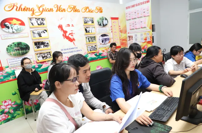 Thanh niên TPHCM thứ 7 tình nguyện hỗ trợ thực hiện thủ tục hành chính ảnh 7