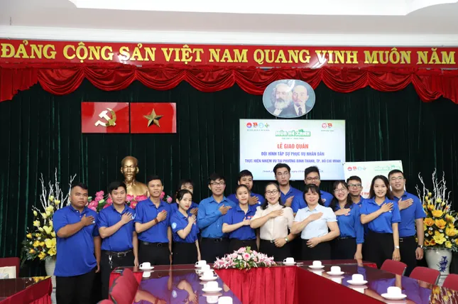 Thanh niên TPHCM thứ 7 tình nguyện hỗ trợ thực hiện thủ tục hành chính ảnh 1