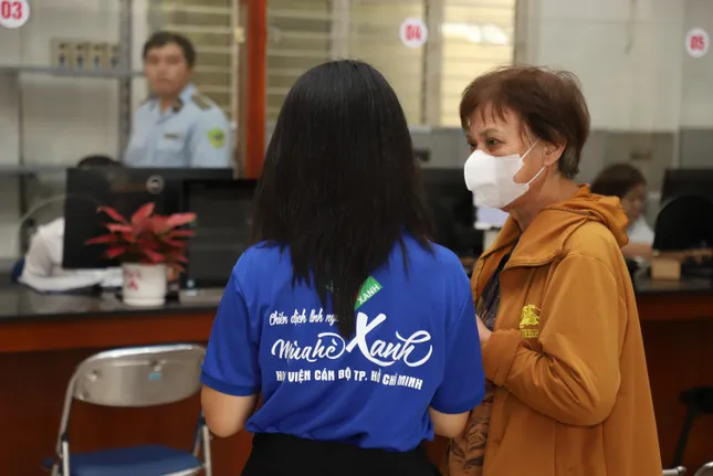 Thanh niên TPHCM thứ 7 tình nguyện hỗ trợ thực hiện thủ tục hành chính ảnh 5