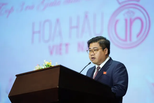 Hoa hậu Hà Trúc Linh và Á hậu Châu Anh, Vân Nhi xuất hiện, hàng nghìn sinh viên vỡ òa ảnh 9