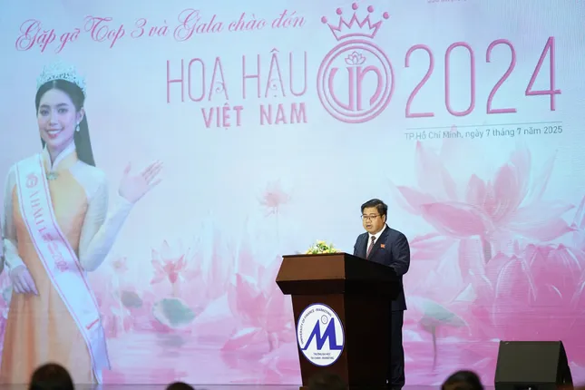 Hoa hậu Hà Trúc Linh và Á hậu Châu Anh, Vân Nhi xuất hiện, hàng nghìn sinh viên vỡ òa ảnh 10