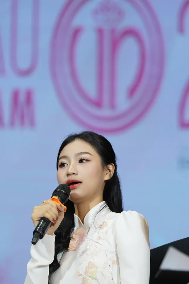 Hoa hậu Hà Trúc Linh và Á hậu Châu Anh, Vân Nhi xuất hiện, hàng nghìn sinh viên vỡ òa ảnh 7