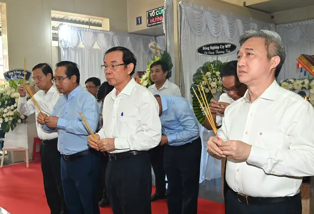 Bí thư Nguyễn Văn Nên và các lãnh đạo TPHCM viếng các nạn nhân vụ cháy cư xá Độc Lập ảnh 1
