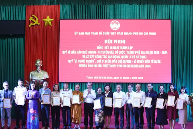 Vinh danh, tri ân hơn 300 ủy viên MTTQ Việt Nam TPHCM ảnh 1