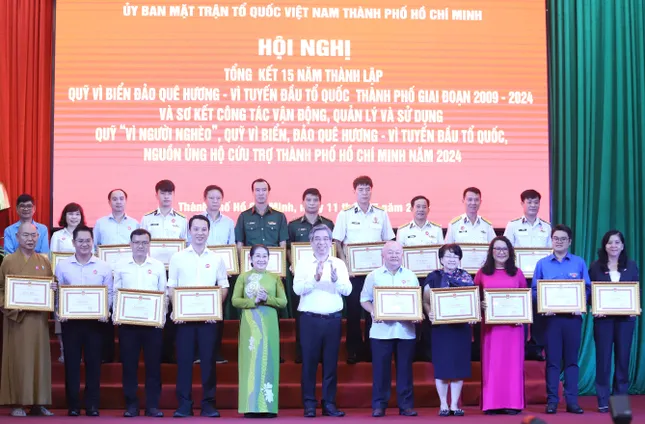 Vinh danh, tri ân hơn 300 ủy viên MTTQ Việt Nam TPHCM ảnh 4