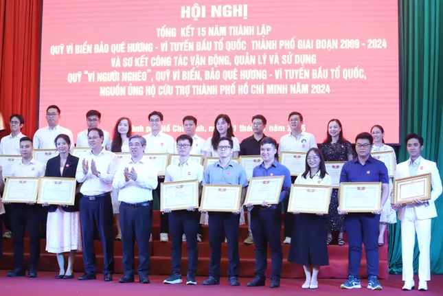 Vinh danh, tri ân hơn 300 ủy viên MTTQ Việt Nam TPHCM ảnh 2