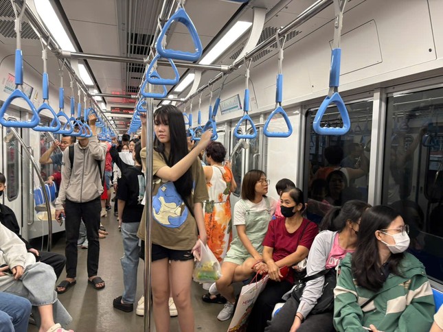 Đông nghịt người xếp hàng đi Metro ngày đầu năm mới 2025 ảnh 3