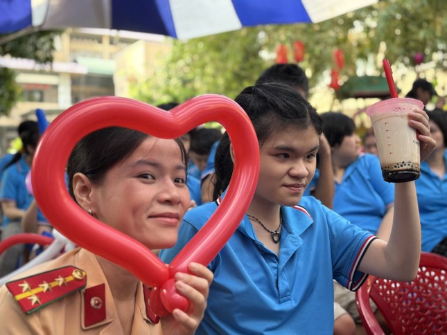 Mang xuân yêu thương đến trẻ em tàn tật, mồ côi ảnh 4