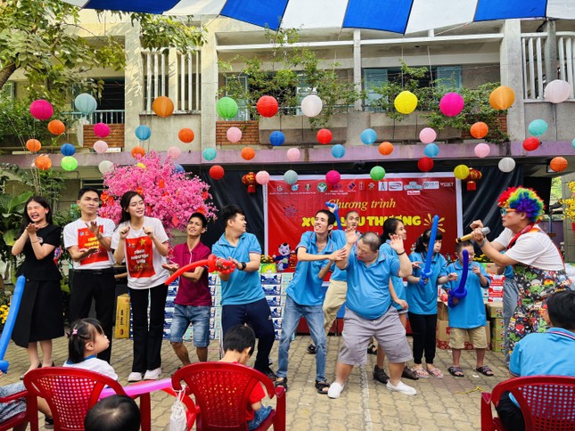 Mang xuân yêu thương đến trẻ em tàn tật, mồ côi ảnh 1