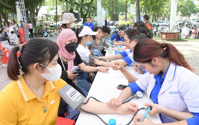 Ấm áp lễ cưới tập thể của 5 đôi thanh niên công nhân lập nghiệp ở Bình Dương ảnh 9