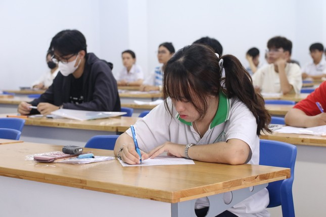 Thí sinh &apos;tố&apos; bị mất oan 30 phút làm bài tại kỳ thi riêng lớn nhất cả nước ảnh 1