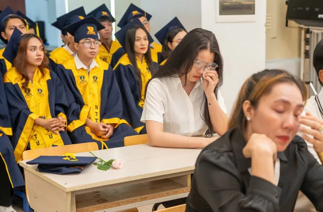 Xúc động chiếc ghế trống trong lễ tốt nghiệp và tấm bằng nhận thay ảnh 2