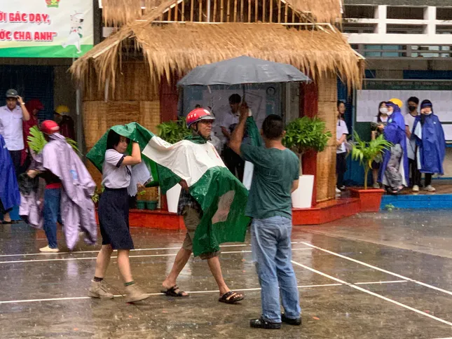Xúc động hình ảnh phụ huynh TPHCM đội mưa chờ con thi tốt nghiệp ảnh 6