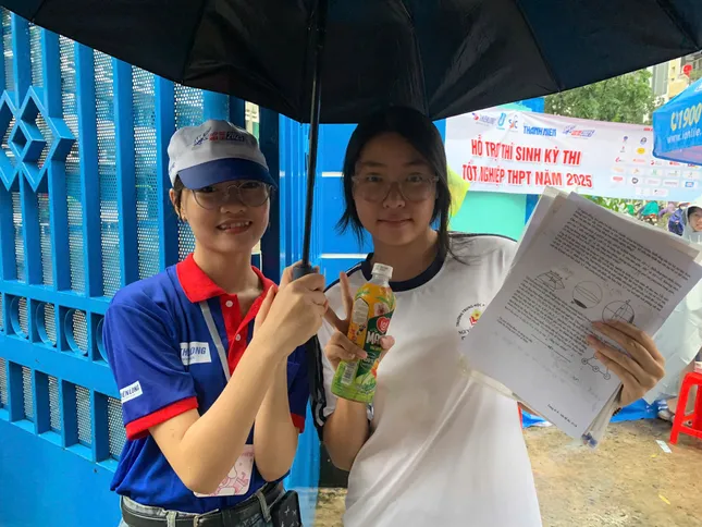 Xúc động hình ảnh phụ huynh TPHCM đội mưa chờ con thi tốt nghiệp ảnh 9