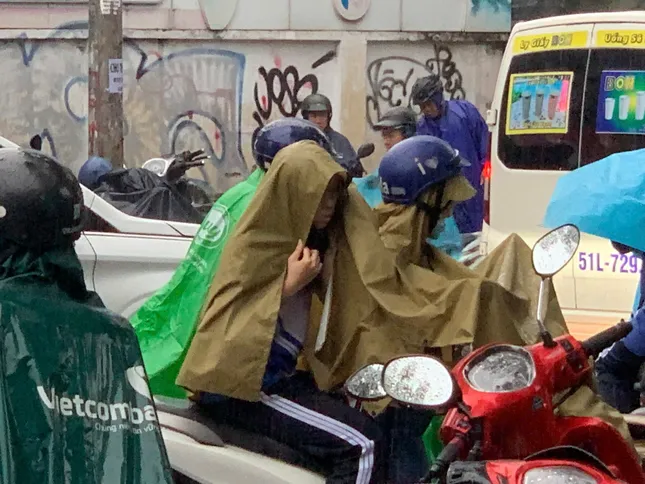 Xúc động hình ảnh phụ huynh TPHCM đội mưa chờ con thi tốt nghiệp ảnh 10