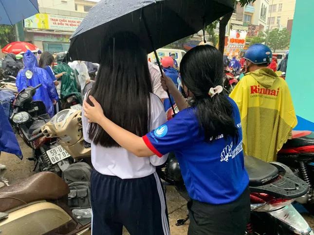 Xúc động hình ảnh phụ huynh TPHCM đội mưa chờ con thi tốt nghiệp ảnh 8
