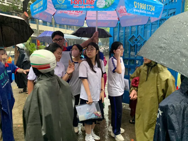 Xúc động hình ảnh phụ huynh TPHCM đội mưa chờ con thi tốt nghiệp ảnh 7