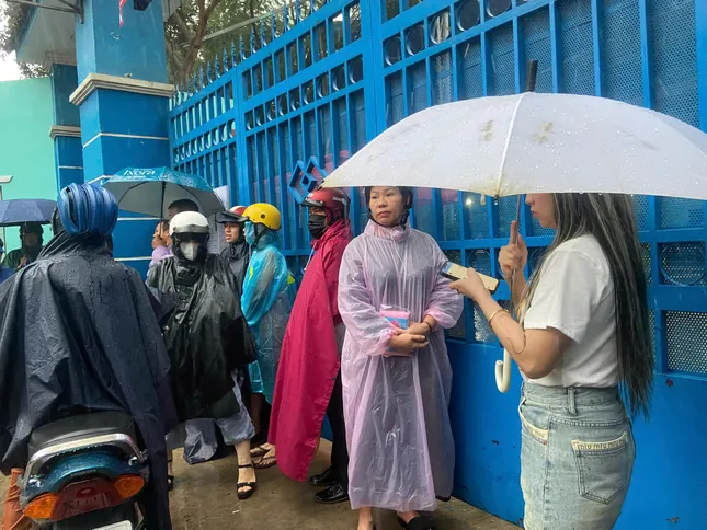 Xúc động hình ảnh phụ huynh TPHCM đội mưa chờ con thi tốt nghiệp ảnh 2