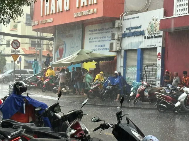 Xúc động hình ảnh phụ huynh TPHCM đội mưa chờ con thi tốt nghiệp ảnh 5