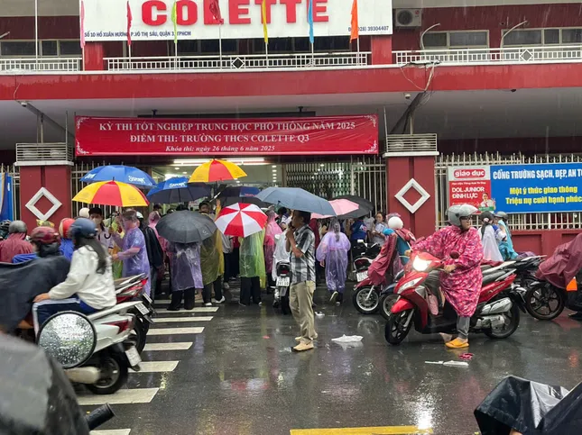 Xúc động hình ảnh phụ huynh TPHCM đội mưa chờ con thi tốt nghiệp ảnh 4