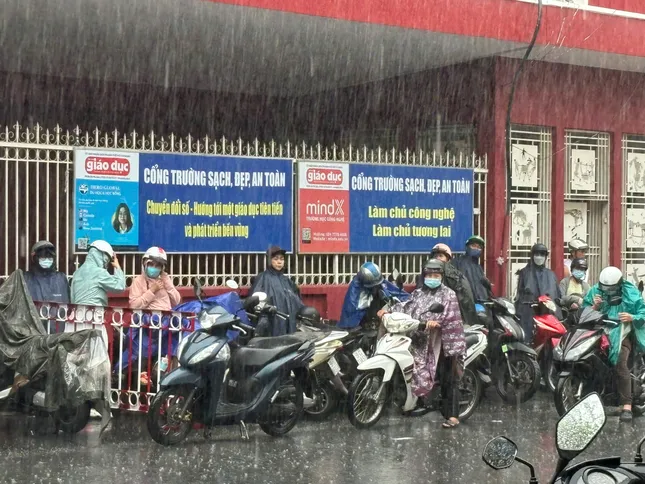 Xúc động hình ảnh phụ huynh TPHCM đội mưa chờ con thi tốt nghiệp ảnh 3