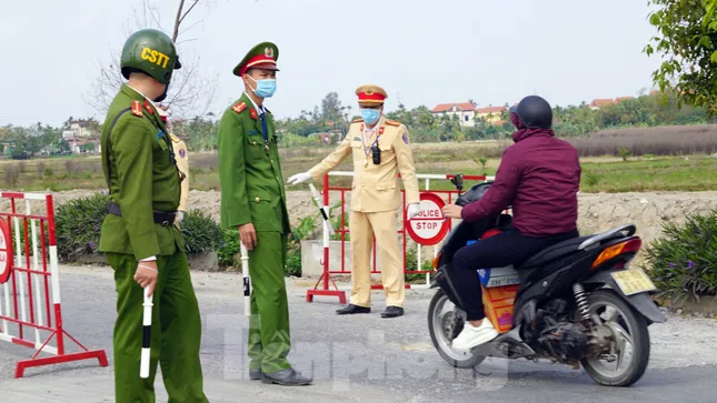 Cận cảnh các chốt phong tỏa ở Hải Phòng sau ca dương tính SARS-CoV-2 ảnh 7