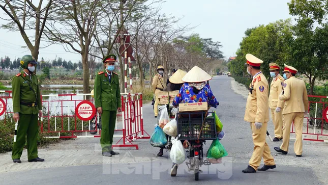 Cận cảnh các chốt phong tỏa ở Hải Phòng sau ca dương tính SARS-CoV-2 ảnh 11
