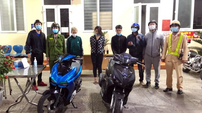 Vây bắt nhóm thanh niên lạng lách đánh võng, bốc đầu xe trong đêm ảnh 1