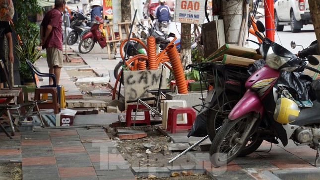 Nhóm công nhân tự ý di dời bốt điện ở phố trung tâm Hải Phòng ảnh 2
