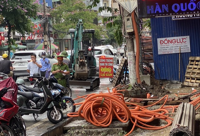 Nhóm công nhân tự ý di dời bốt điện ở phố trung tâm Hải Phòng ảnh 1