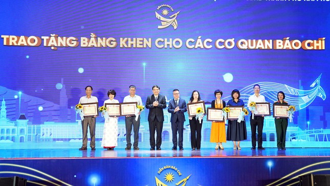 Báo Tiền Phong nhận bằng khen của Bộ Văn hóa Thể thao và Du lịch ảnh 6