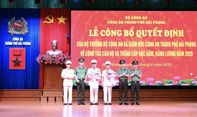Công bố quyết định của Bộ trưởng Bộ Công an ở 3 tỉnh, thành ảnh 3