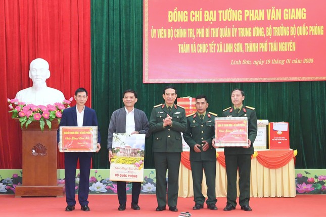 Đại tướng Phan Văn Giang yêu cầu bộ đội vui Xuân an toàn, sẵn sàng chiến đấu cao ảnh 5