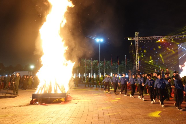 Lửa trại tiếp sức thanh niên quê hương quan họ tòng quân bảo vệ Tổ quốc ảnh 8